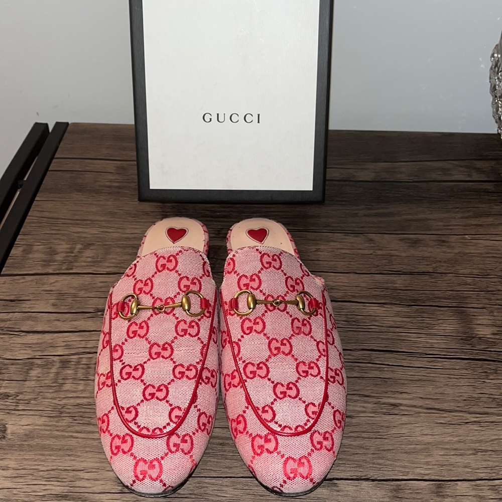 100% Authentic Gucci mules sz 40 I wear 9 1/2 fits perfect great condition